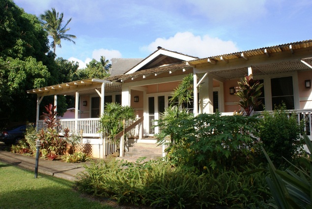 Kauai Beach Inn Front Lanai & Main Entrance